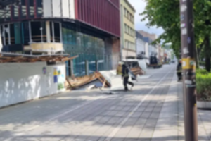 Kauniečiai fiksuoja stipraus vėjo padarinius: užtveriama dalis Laisvės alėjos