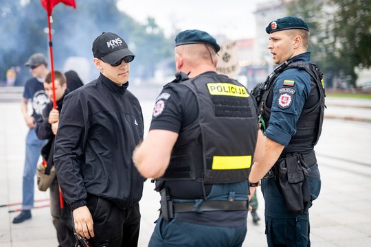 Masinis konfliktas Vilniuje vykusių eitynių metu: 30-40 asmenų užpuolė nacionalistus