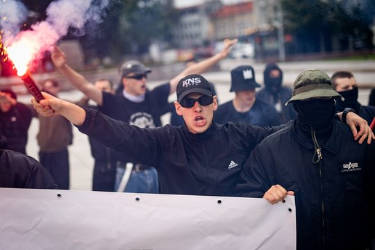 Masinis konfliktas Vilniuje vykusių eitynių metu: 30-40 asmenų užpuolė nacionalistus