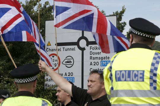 Naujos lengvatos migrantams šokiravo britus: „Gyvename dviejų lygių visuomenėje“