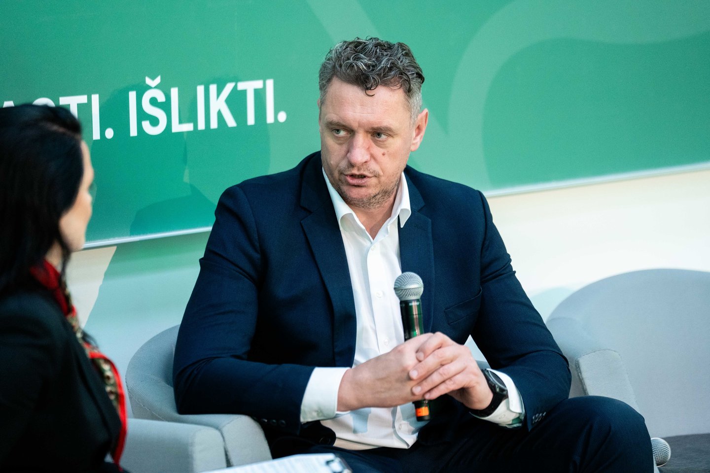 Energetikos ministras Lukas Savickas ir Energijos skirstymo operatoriaus (ESO) vadovas Renaldas Radvila sekmadienio pavakare Trakų rajone komentuoja pakomentavo audros padarinius ir jų šalinimo darbus.<br>G.Bitvinsko nuotr.