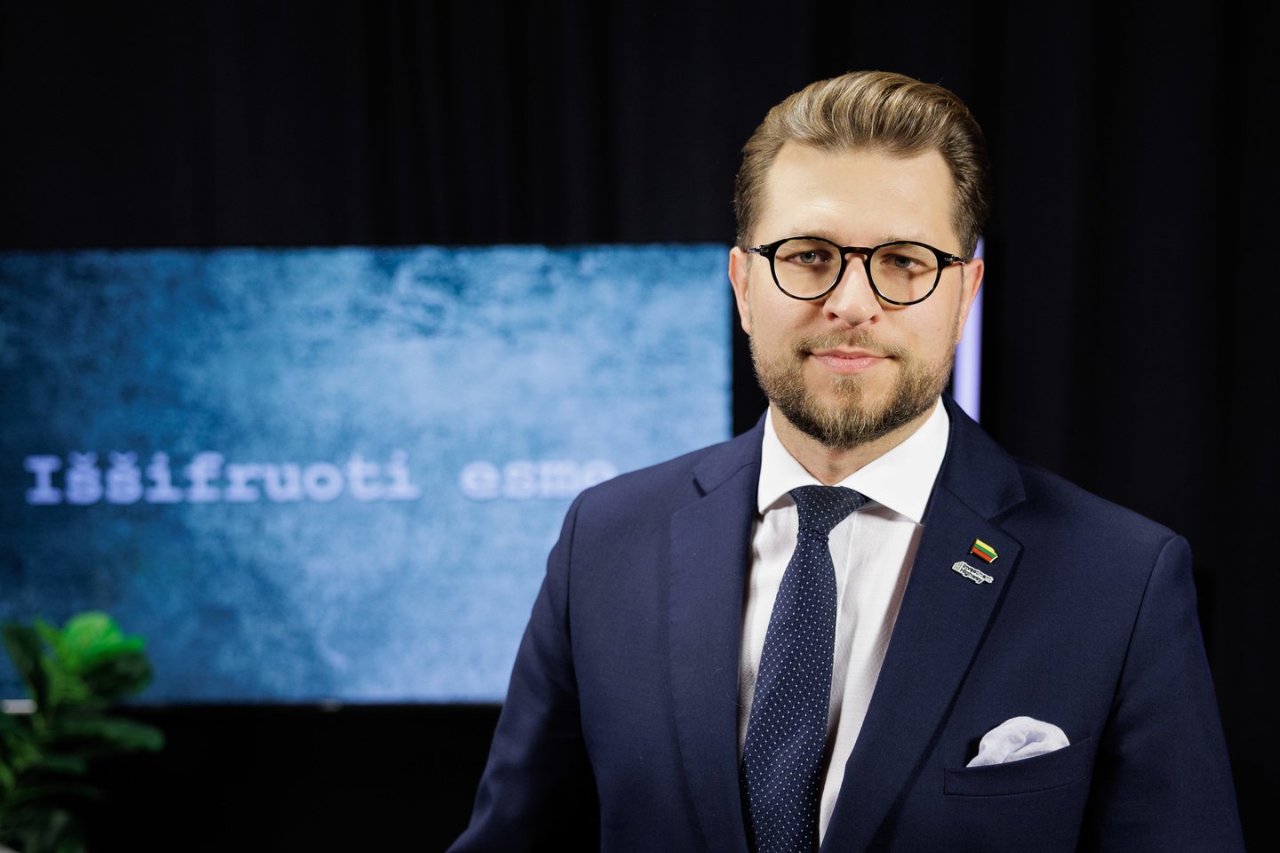 Energetikos ministras Lukas Savickas ir Energijos skirstymo operatoriaus (ESO) vadovas Renaldas Radvila sekmadienio pavakare Trakų rajone komentuoja pakomentavo audros padarinius ir jų šalinimo darbus.<br>V.Skaraičio nuotr.