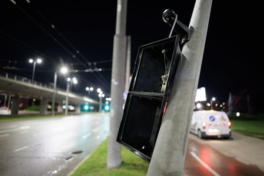 Vilniuje prie Spaudos rūmų susidūrė du automobiliai  – išverstas šviesoforas