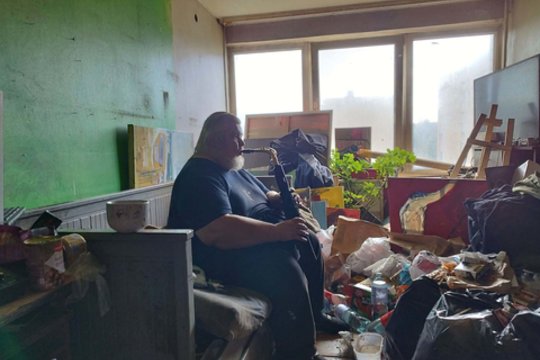 Tarp musių, tarakonų ir šiukšlių – vienišas žinomas menininkas: tarnybos atsuko nugarą