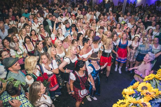 Karališkosios bavariškos tradicijos persikėlė į Kauną: kaip „Oktoberfestas“ tapo viena laukiamiausių lietuvių metų švenčių