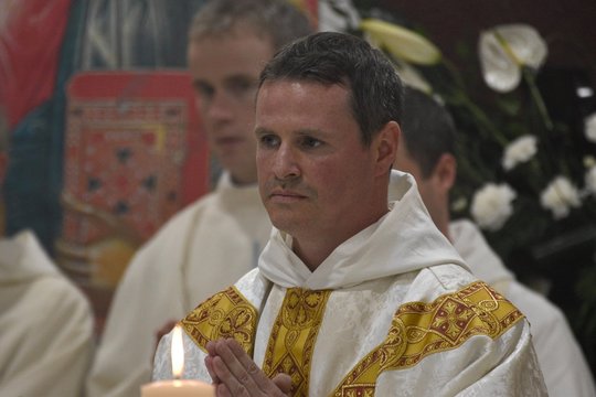 Sunku patikėti, kuo anksčiau buvo šis kunigas: dvasininko praeitis palieka be žado