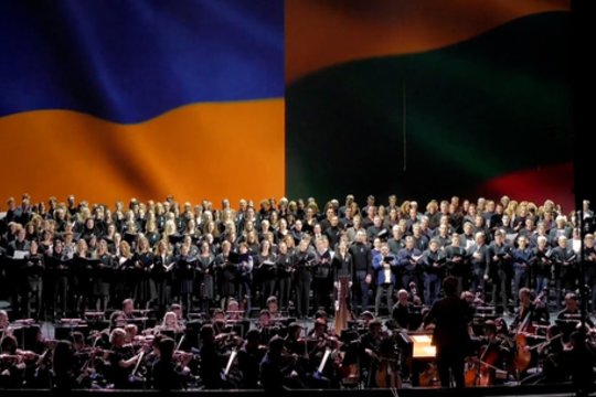 Pamatykite: Ukrainai minint Nepriklausomybės dieną – didingai suskambėjo LNOBT giedamas himnas