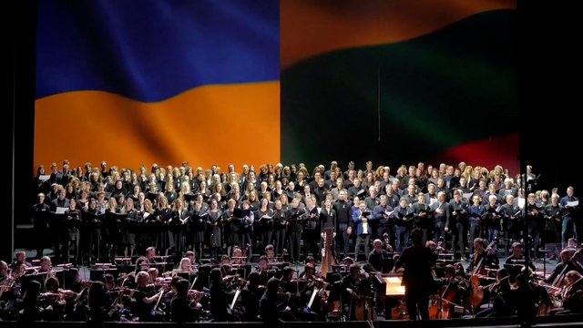 Pamatykite: Ukrainai minint Nepriklausomybės dieną – didingai suskambėjo LNOBT giedamas himnas