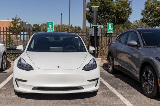 Kinijoje dėl vienos priežasties atšaukiama milijonai „Tesla“ automobilių