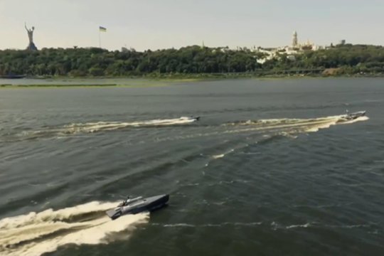 Karas Ukrainoje. Tankus pakeitė dronų armija: Kyjive surengtas istorinis karinis paradas