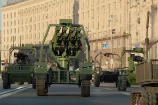 Karas Ukrainoje. Tankus pakeitė dronų armija: Kyjive surengtas istorinis karinis paradas