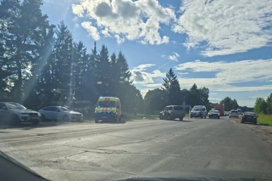 Susidūrimas greta Vilniaus: po smūgio į automobilį iš lūžusios motorolerio vairuotojo kojos išlindo kaulas
