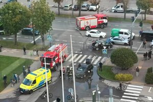Nelaimė Kauno Savanorių pr. ties „McDonald's“: susidūrė du automobiliai, išskubėjo visos tarnybos