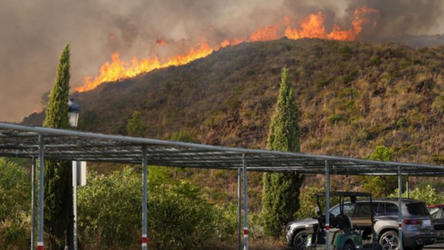 JAV Nevados valstijoje sparčiai plintantis gaisras pridarė didžiulės žalos: sunaikino dešimtis namų