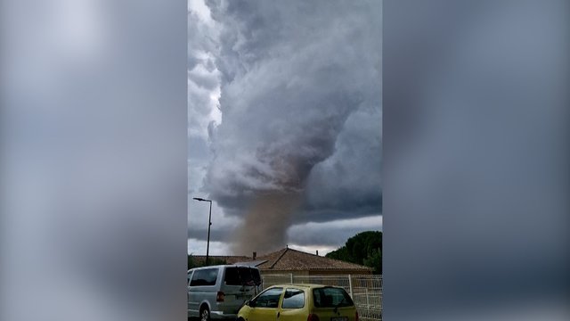Vaizdai iš Pietų Prancūzijos: praūžęs tornadas apgadino šimtus namų, neišvengta sužeistų