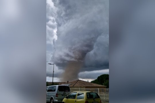 Vaizdai iš Pietų Prancūzijos: praūžęs tornadas apgadino šimtus namų, neišvengta sužeistų
