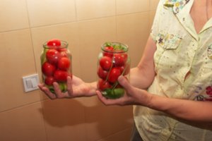 Pomidorai su obuoliais žiemai: nepakartojamas receptas be acto 