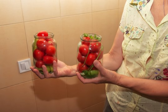 Pomidorai su obuoliais žiemai: nepakartojamas receptas be acto 
