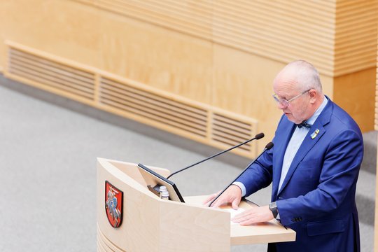 Seimas palaimino G. Nausėdos veto: reikšmingi pokyčiai dešimtokams – atidedami