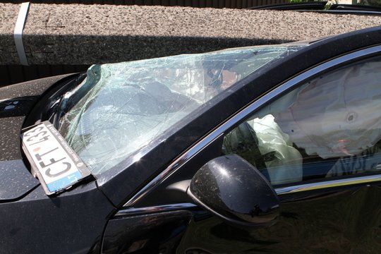 Nereikėjo nė vėtros – apšvietimo stulpą Vilniaus rajone išvertė girta vairuotoja