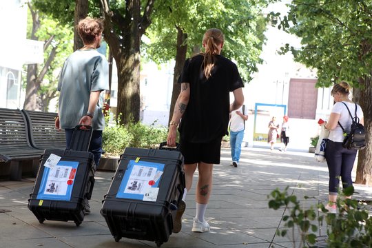 Lietuviai masiškai veža pinigus svetur: paaiškino, kodėl Lietuva pralaimi šią kovą