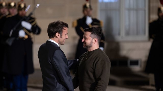 E. Macronas neabejoja, kad provokacijų prieš NATO šalis tik daugės: tęskime, ką pradėjome