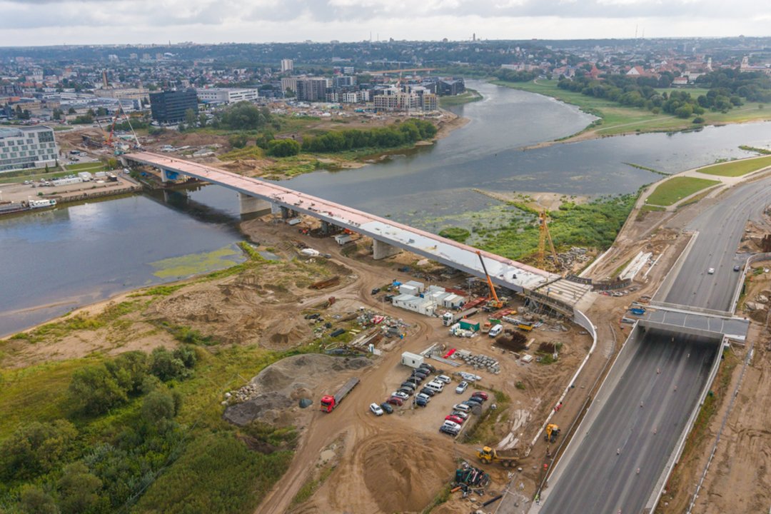 Plieninė perdanga sujungė upės krantus – baigtas svarbus tilto statybų etapas