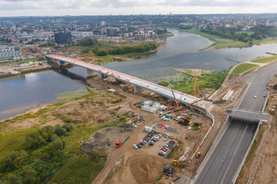 Plieninė perdanga sujungė upės krantus – baigtas svarbus tilto statybų etapas