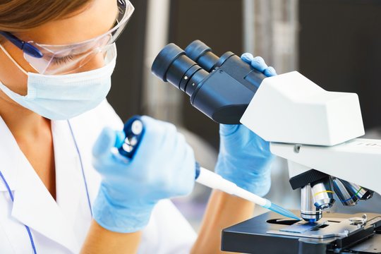 Lietuvos universiteto chemikės kuria dvigubo poveikio junginius kovai su vėžiu ir infekcijomis