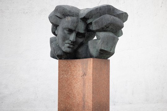 Apklausa: dauguma gyventojų linkę poetės S. Nėries paminklą palikti