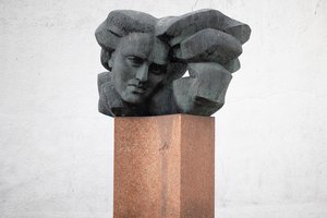 Apklausa: dauguma gyventojų linkę poetės S. Nėries paminklą palikti