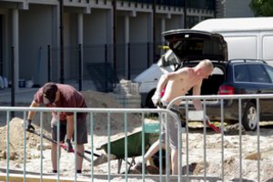 Šių statybininkų nesutramdo nei policija, nei savivaldybė: iš vystytojo – kapų tyla