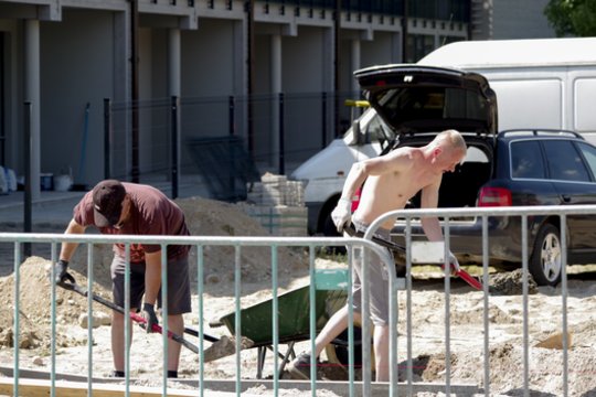 Šių statybininkų nesutramdo nei policija, nei savivaldybė: iš vystytojo – kapų tyla