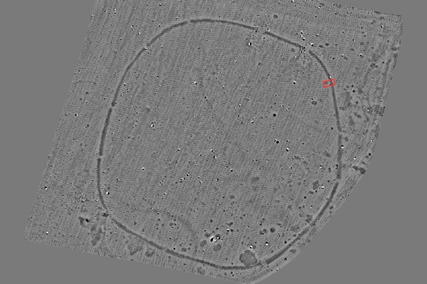 Archeologai aptiko apskritą aptvėrimą, sudarytą iš griovio, kurio skersmuo buvo apie 230 metrų, o gylis – 2,5 m.<br> Vakarų Bohemijos universiteto iliustr.