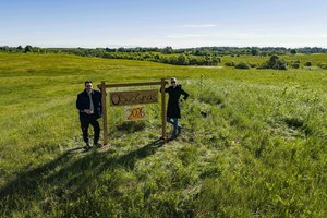Molėtų rajone sodinamos pirmosios vardinės obelys – dovanos mokslus pradedantiems vaikams