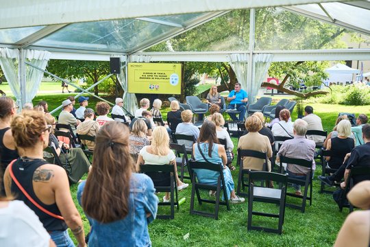 Diskusijų festivalis „Būtent!“ kviečia į Bernardinų sodą: laukia 290 diskusijų ir 50 veiklų šeimoms