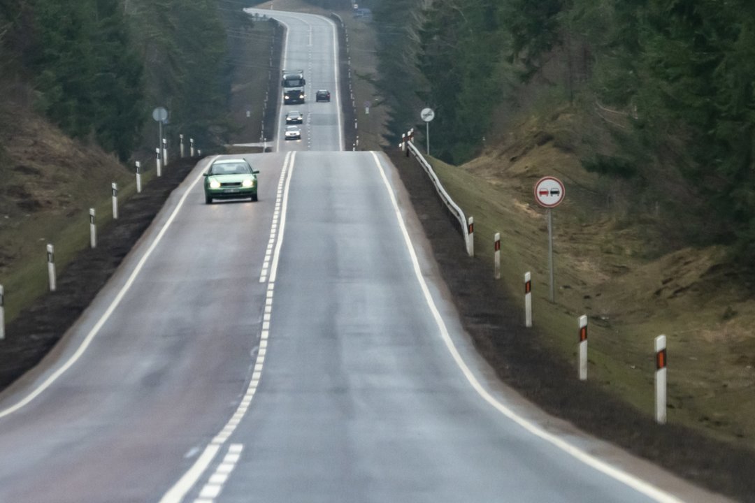 Uždaro valstybinės reikšmės kelio atkarpą – pavojingai pasviro elektros stulpas