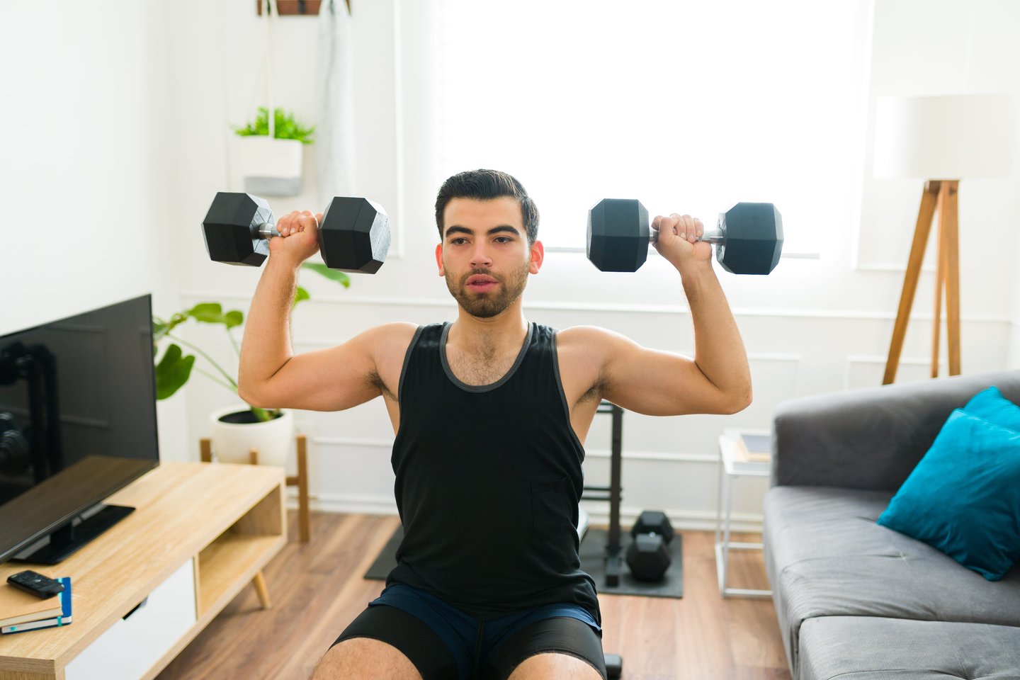 Hantelių spaudimas nuo pečių (angl. shoulder press)<br>Asociatyvi 123rf nuotr.