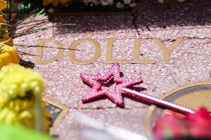 Dolly Parton vardu netrukus gali būti pavadinta audra Atlanto vandenyne