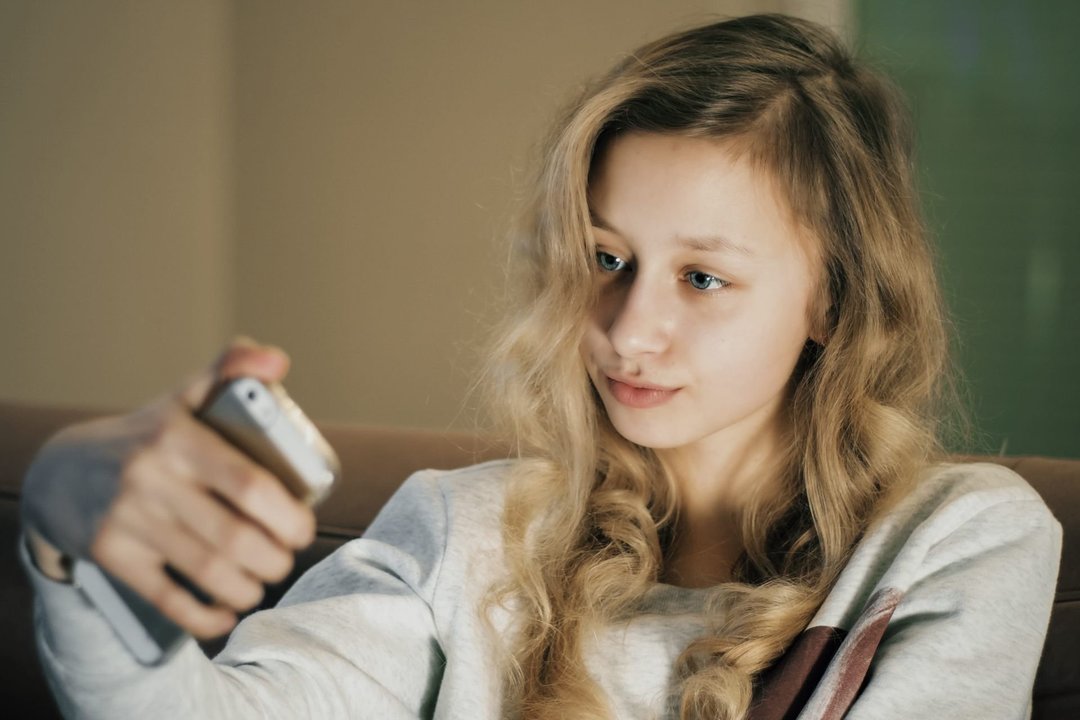 „Meta“ sutiko paaugliams apriboti bendrą naudojimosi jos programėlėmis laiką iki 2 valandų per dieną