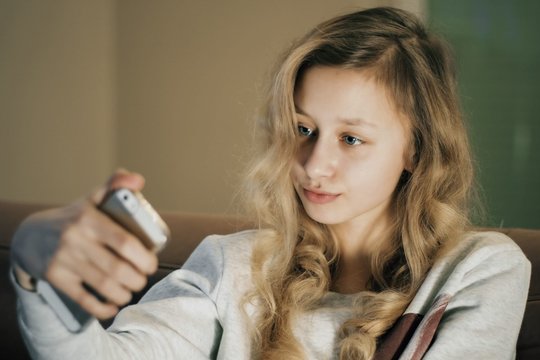 „Meta“ sutiko paaugliams apriboti bendrą naudojimosi jos programėlėmis laiką iki 2 valandų per dieną