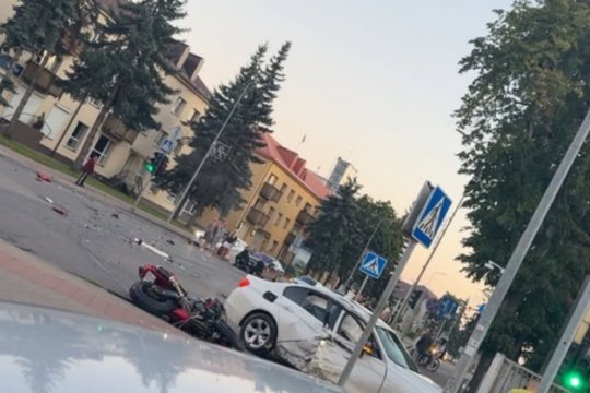Tauragėje BMW užkirto kelią motociklininkui – prireikė medikų