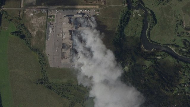 Po masinių smūgių viename Rusijos logistikos centre – iš palydovo matomi kylantys dūmai