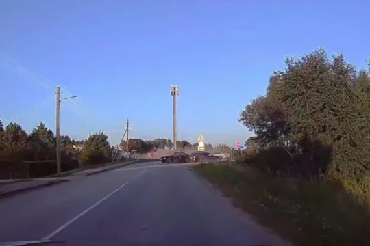 Nufilmuotas BMW ir „VW Passat“ susidūrimas Klaipėdos r.: prireikė visų tarnybų, nukentėjo žmogus