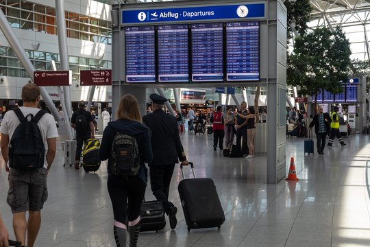 Lėktuvas į Vokietiją galėjo atskraidinti mirtiną infekciją: oro uoste kilo protrūkis, yra mirusiųjų