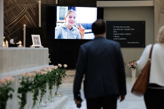 Mėnuo po penkis šimtukus gavusios abiturientės žūties: tėtis kreipėsi su jautriu prašymu