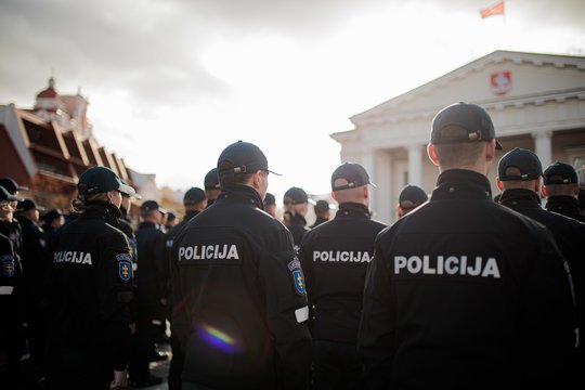 Profsąjungos ir Vyriausybė sutarė: štai, ko imsis dėl pareigūnų algų didinimo