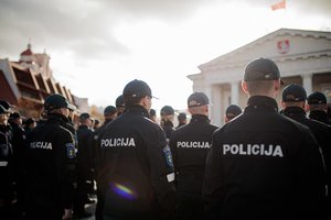 Profsąjungos ir Vyriausybė sutarė: štai, ko imsis dėl pareigūnų algų didinimo