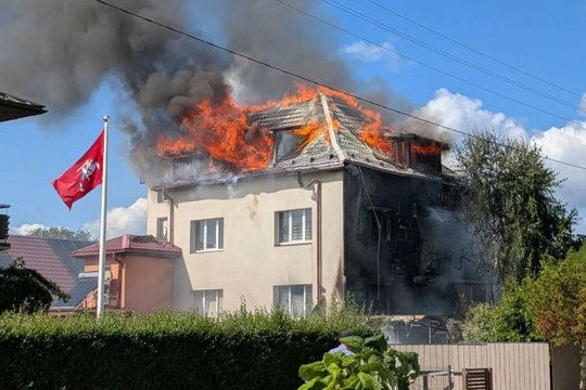 Aleksote liepsnoja gyvenamasis namas