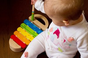 Į muzikos pamokas – kūdikiai nuo 6 mėnesių: ar tikrai ne per anksti?